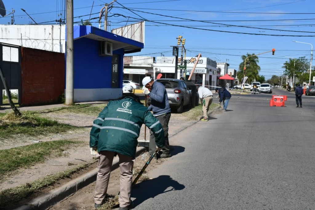 CON PINTURA Y CARTELES, SIGUEN INFORMANDO DEL SENTIDO UNICO DE LA CALLE PADRE CERQUEIRA