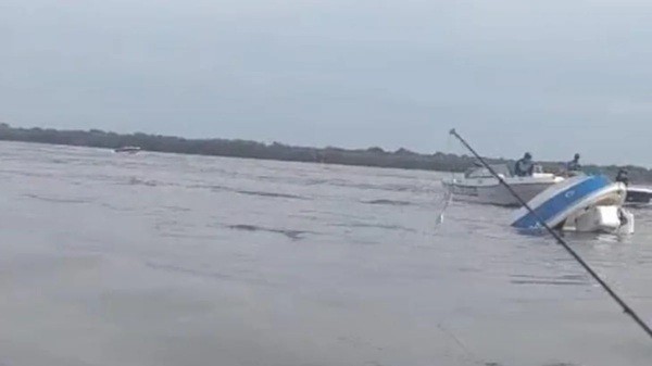 Corrientes: una lancha se dio vuelta por el oleaje y se hundi&oacute; en el r&iacute;o Paran&aacute;