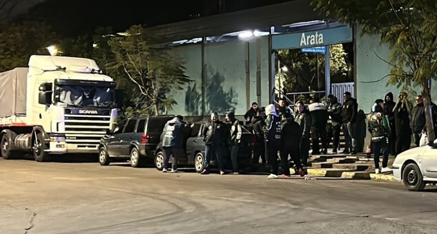"Si salen las camionetas, las prendemos fuego": bloqueo y amenazas del Sindicato de Camioneros contra una empresa de log&iacute;stica en La Paternal