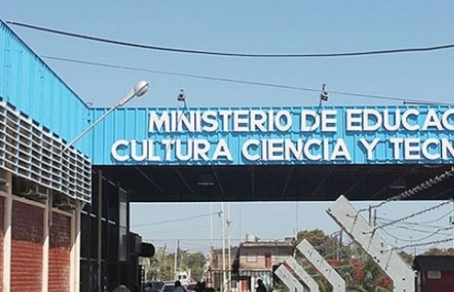 67 agentes precarizados del Ministerio de Educación se encadenaron en reclamo del pase a planta  