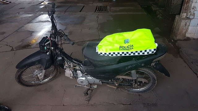 CONDUCÍA UNA MOTO ROBADA EN 2017 Y LA RECUPERARON EN UN CONTROL