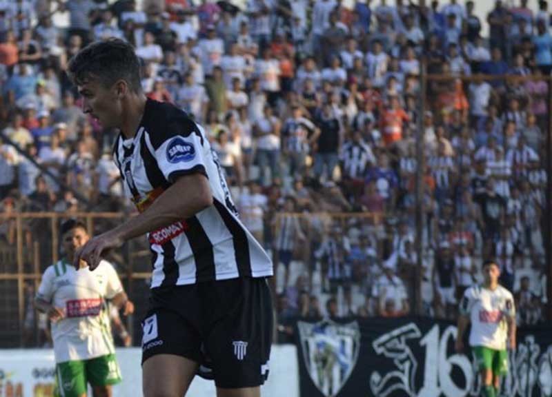 For Ever fue contundente y cosechó su primera victoria de local
