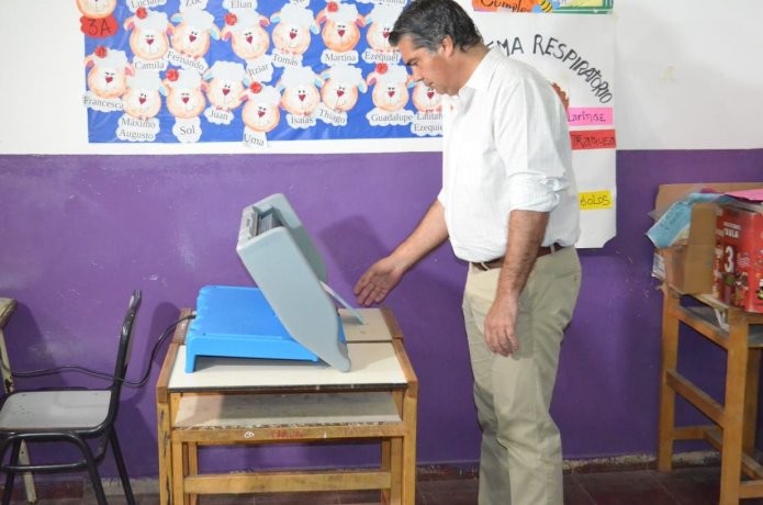 Jorge Capitanich emitió su voto en las primeras horas de la mañana