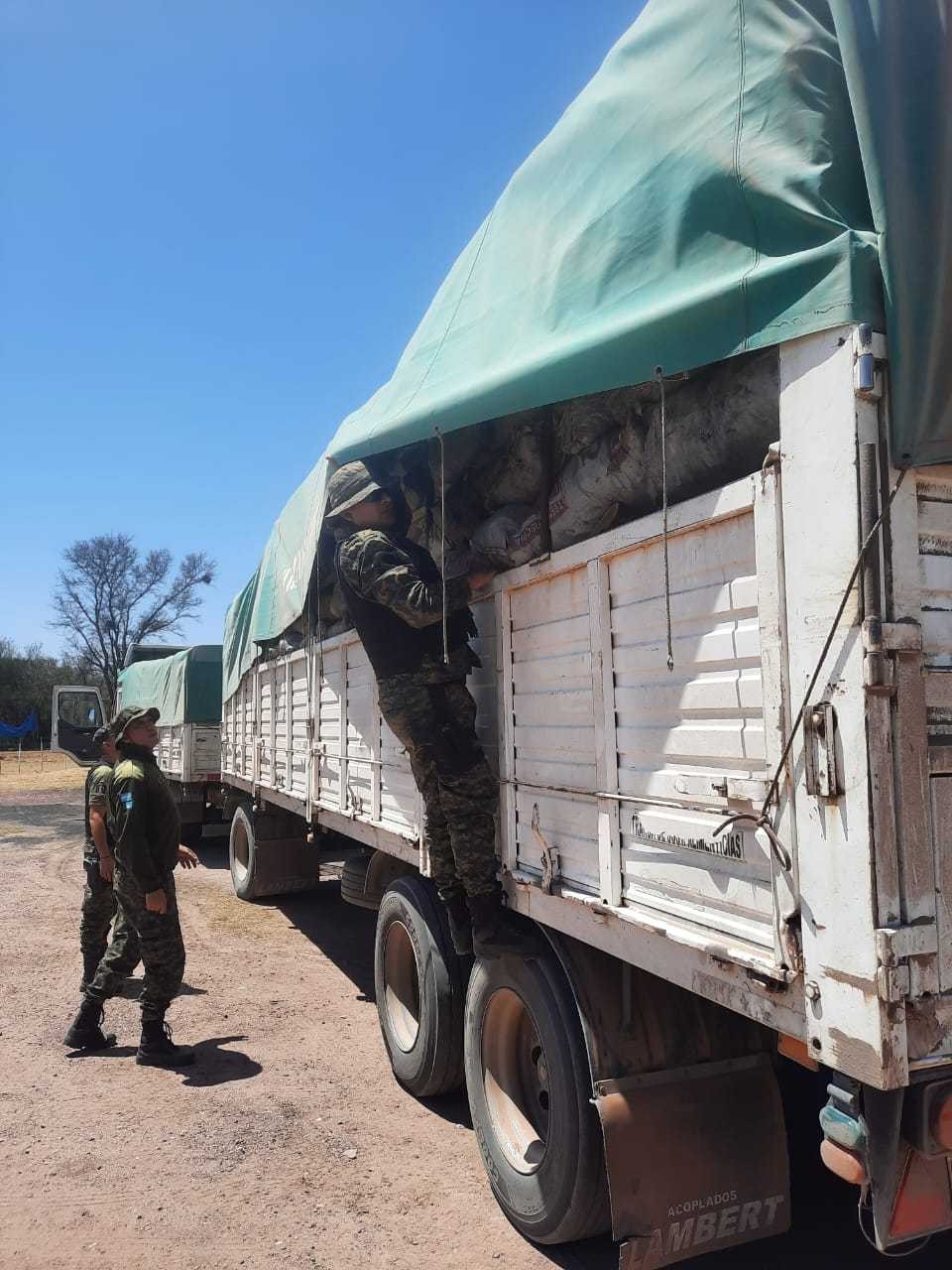 Interceptaron un camión con ocho toneladas de leña y 14 de carbón sin guías de respaldo
