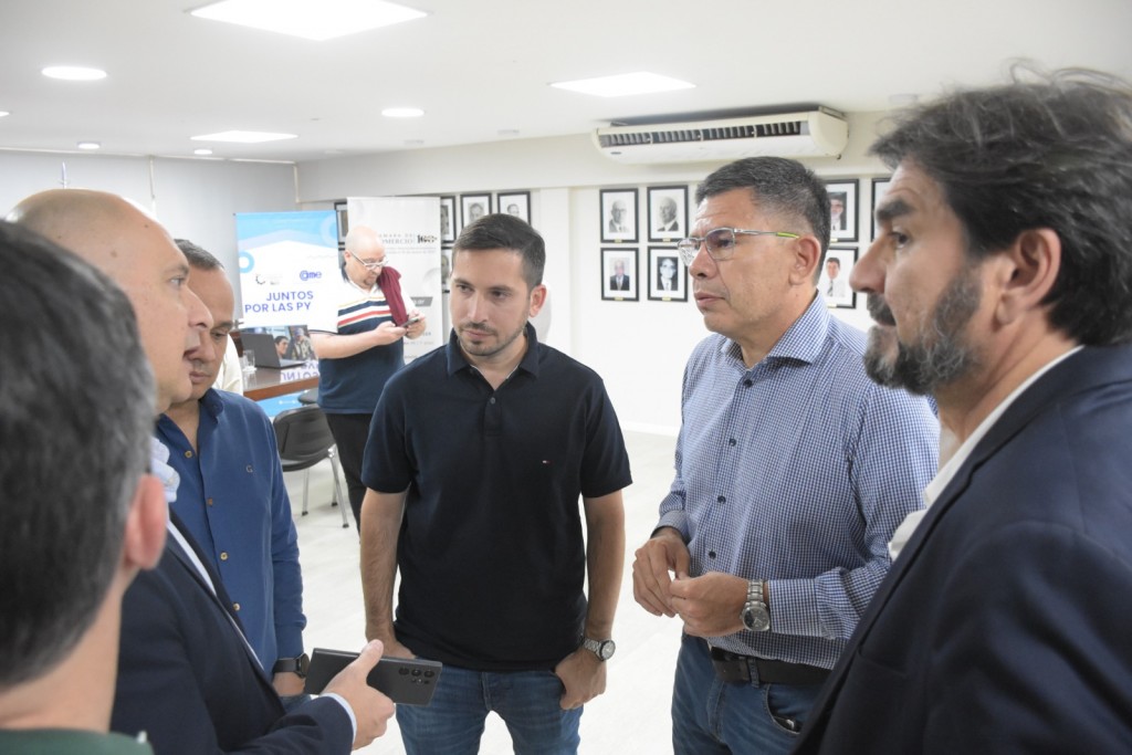 Monzón en reunión con representantes de la Cámara de Comercio ratificó su apoyo al sector