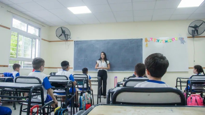  Impulsan una Ley para restringir el uso de celulares dentro de las aulas chaqueñas