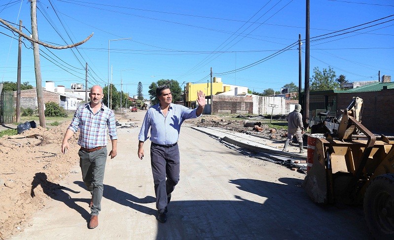Capitanich verificó el avance de obras de pavimento en Villa Elisa y el barrio Llaponagat