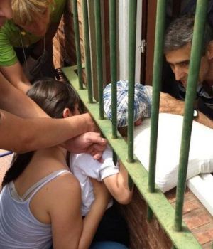 Impactante rescate de nenito que se le atascó la cabeza en una reja