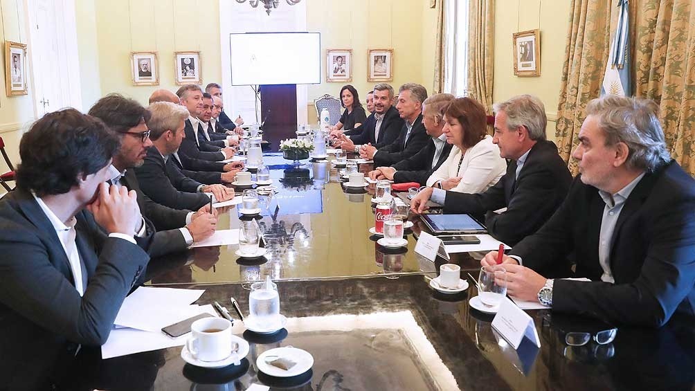 Macri encabeza una reunión de gabinete y asiste a un acto de Gendarmería