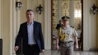 Macri recibe a los jefes de las FF.AA. y entrega la distinción 