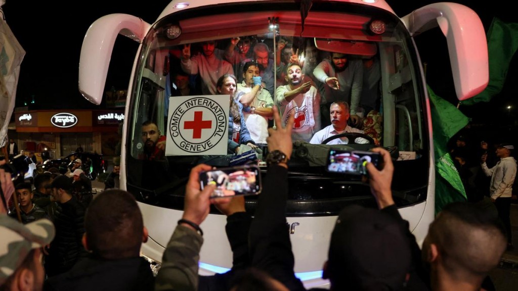 Rige la tregua en Gaza por tercer día mientras Israel aguarda la liberación de más rehenes