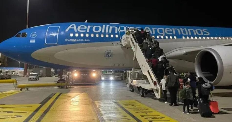 El Gobierno y los gremios de Aerolíneas llegaron a una tregua: seguirán discutiendo salarios, pero sin paros