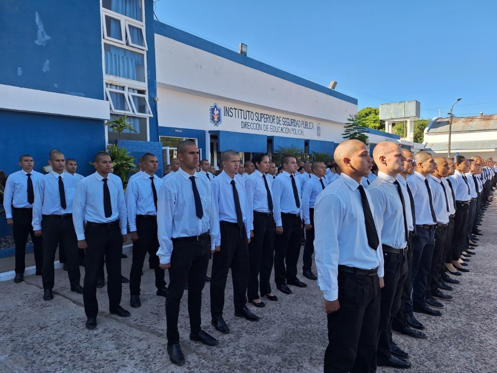 Escuela de Policía: entrega de pupitres, sillas y mesas para el alumnado