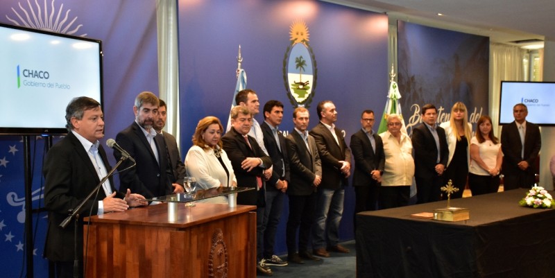 PEPPO TOMÓ JURAMENTO A LOS CINCO NUEVOS MINISTROS: NUESTRO NORTE ES EL COMPROMISO CON LOS CHAQUEÑOS", REMARCÓ