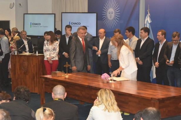 PEPPO PIDIÓ "REDOBLAR ESFUERZOS" AL TOMAR JURAMENTOS A NUEVOS FUNCIONARIOS