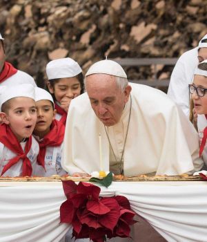 Francisco celebró sus 81 años con jóvenes asistidos en una clínica vaticana