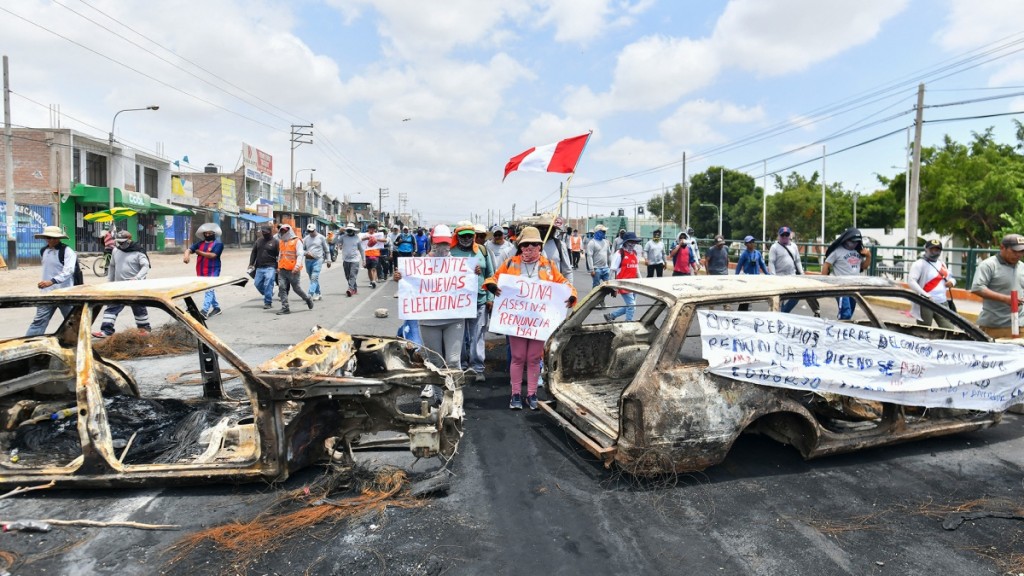 Boluarte anunciará el nuevo gabinete y los muertos ya son más de 30 en Perú 
