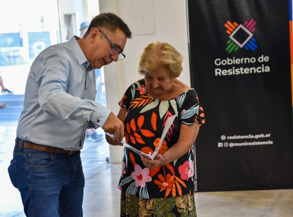 Gustavo entregó títulos de propiedad a 85 familias como parte de la planificación municipal para regularizar los barrios de Resistencia