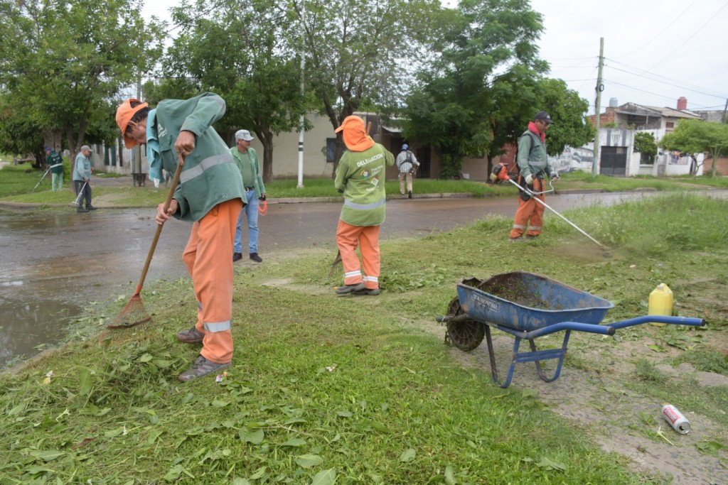 La Municipalidad de Resistencia lleva adelante un amplio operativo de saneamiento integral en el barrio Teniente Saavedra