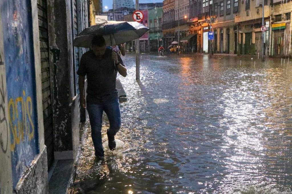 Dos muertos y más de 300 evacuados por lluvias e inundaciones en Río de Janeiro