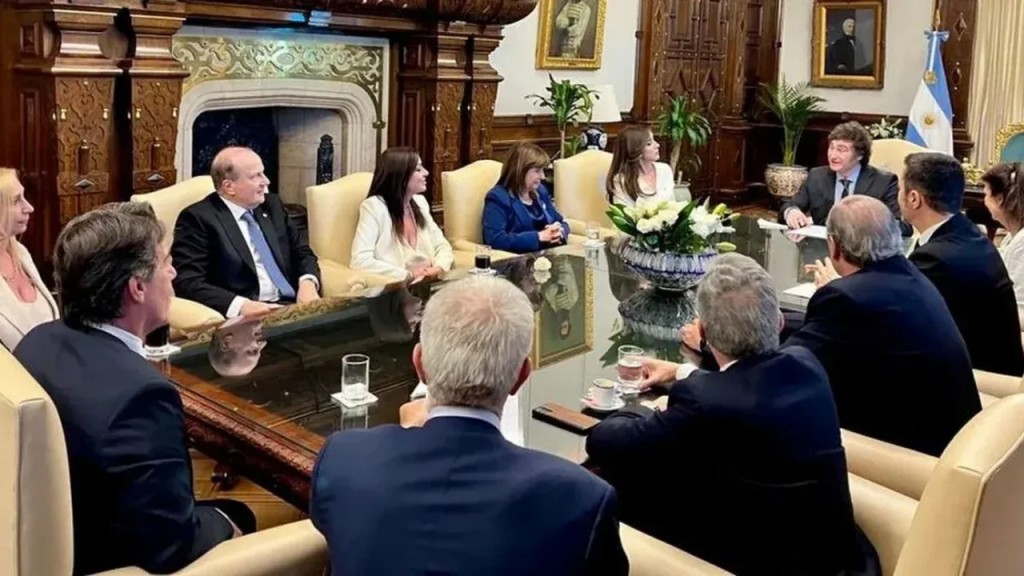 Con la presencia de Sturzenegger, Milei reúne a sus ministros y define los primeros anuncios