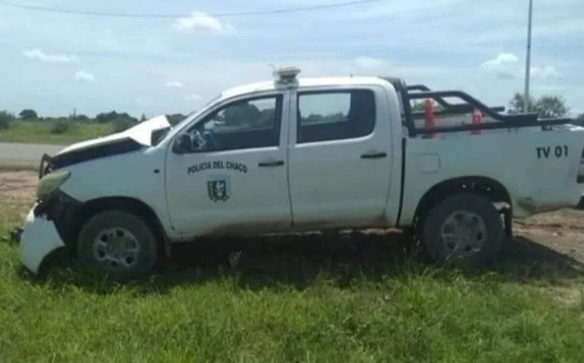 Fuerte accidente entre un patrullero y una moto: una menor de 13 años perdió el conocimiento por el impacto