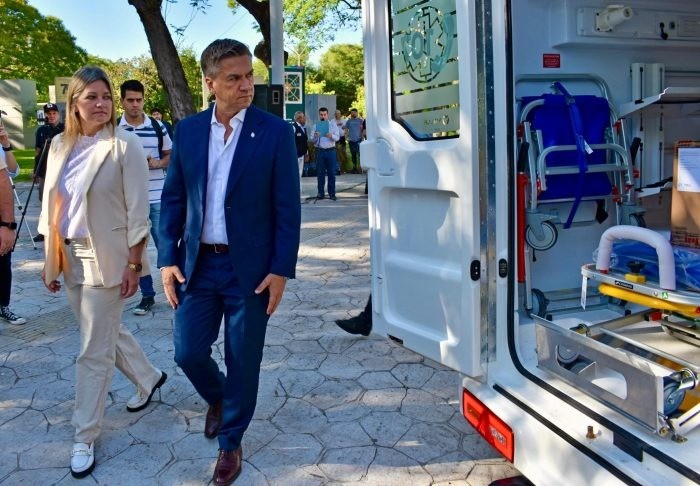 Zdero presentó 16 nuevas ambulancias que fortalecerán la atención sanitaria provincial y 9 camionetas para Desarrollo Humano