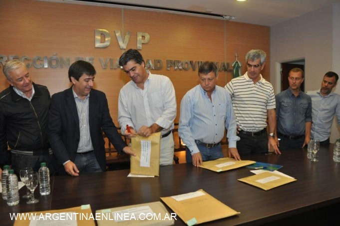Capitanich y Peppo realizaron la apertura de sobres de la licitación para el pavimento urbano de villas Itatí, Centenario y Adelante