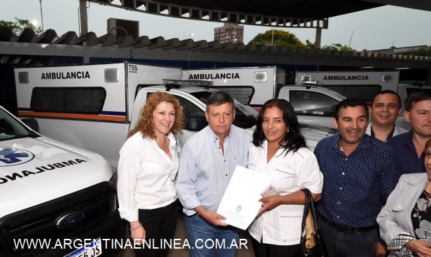 PEPPO CUMPLIÓ CON EL IMPENETRABLE: ENTREGÓ 5 NUEVAS AMBULANCIAS
