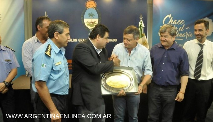 PEPPO RECONOCIÓ LA TRAYECTORIA DE DOS COMISARIOS Y A TRAVÉS DE ELLOS, "A TODOS LOS BUENOS POLICÍAS"