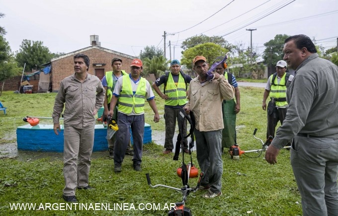 Operativo de limpieza y desmalezado bajo la lluvia en los barrios Raota y Barberán