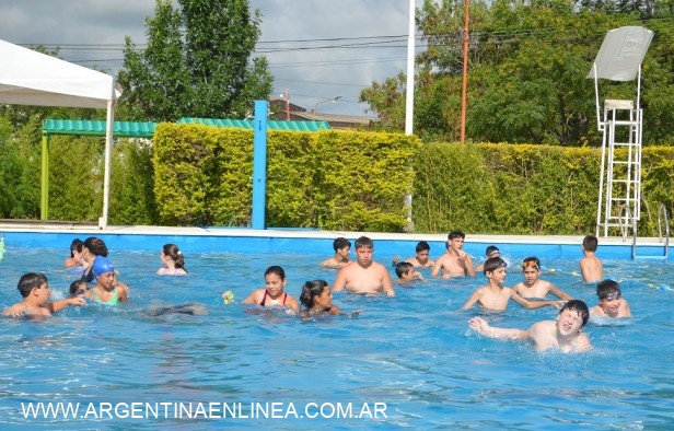 CLASES GRATUITAS DE NATACIÓN Y BEACH VÓLEY EN EL RENOVADO PREDIO DEL POLIDEPORTIVO JAIME ZAPATA