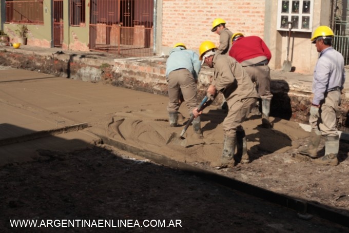 Financiamiento compartido: municipio y vecinos ejecutan obras de pavimento urbano en cuatro barrios de la ciudad