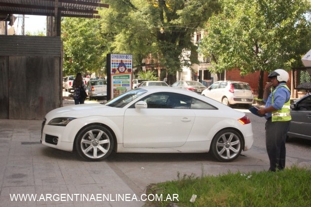 El municipio realizará operativos para retirar motos y autos de veredas