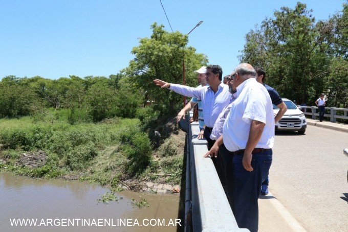 Municipio y gobierno ejecutan tareas de limpieza del río Negro