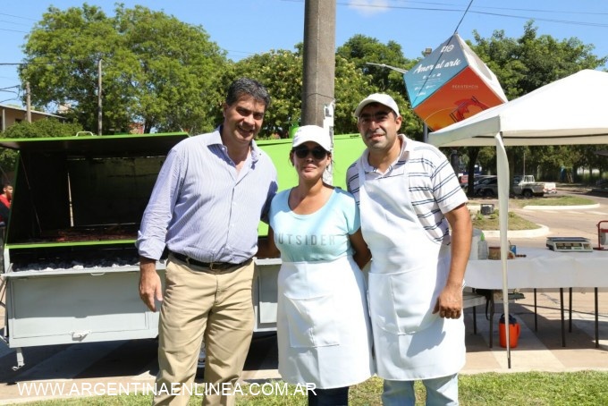 El intendente visitó un puesto de “parripollo” hecho con un modelo impulsado por el Municipio