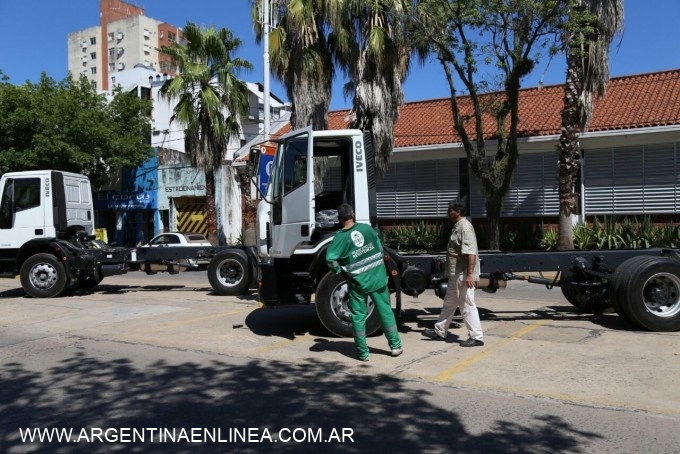 Capitanich encabezó nuevo operativo de limpieza y presentó dos camiones 0 Km para la recolección de residuos