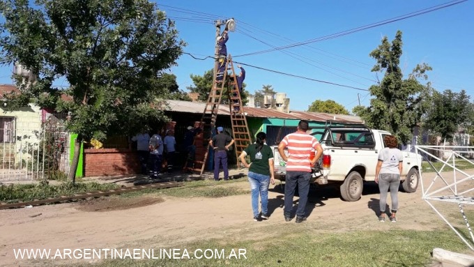 El municipio concretó trabajos de desmalezado y reemplazo de luminarias en el barrio 17 de Octubre
