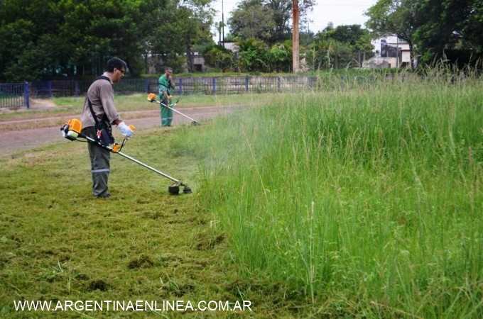 Capitanich encabezó nuevos operativos de desmalezado y limpieza en la zona del CEF Nº 1 y Villa Río Negro
