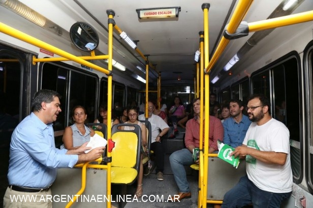 La Ciudad celebra su 139º Aniversario Durante un viaje en ómnibus, Capitanich presentó el libro “La vuelta a Resistencia en 80 lecturas colectivas”