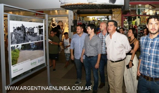 ResistenciaCumple: Capitanich recorrió una muestra fotográfica en la Peatonal y  habilitó un nuevo Punto de Encuentro