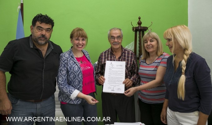 El municipio entregó copia de la resolución que reconoce como tal a la comisión vecinal del barrio Santa Lucía periurbano