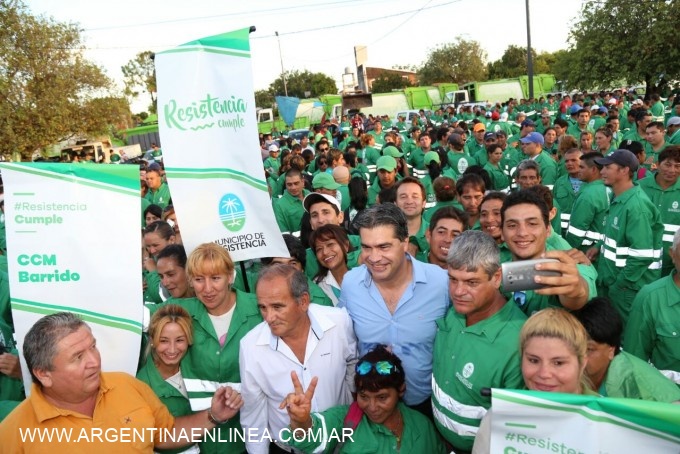Junto a la familia municipal, Capitanich presentó uniformes,  maquinarias y destacó la labor de los trabajadores
