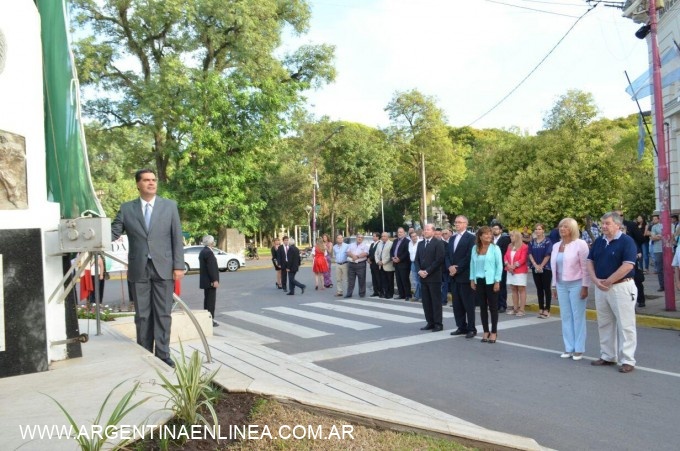 Con el izamiento de banderas, comenzaron los festejos oficiales por el aniversario de Resistencia