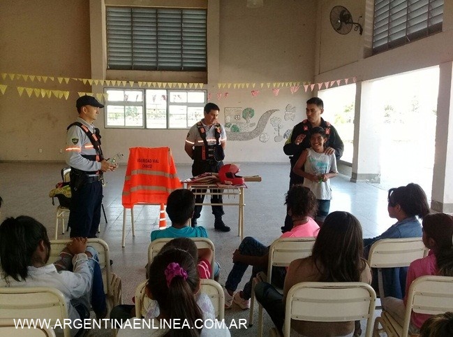 VERANO, ESCUELA Y FAMILIA: POLICÍA CAMINERA BRINDA CHARLAS SOBRE SEGURIDAD VIAL