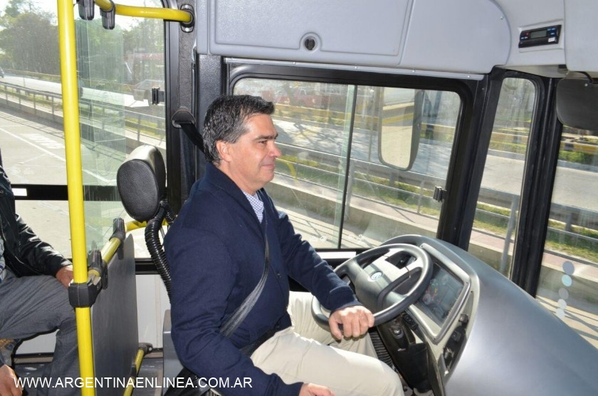 El municipio presenta nuevas unidades de colectivos y firma adenda contractual con las empresas