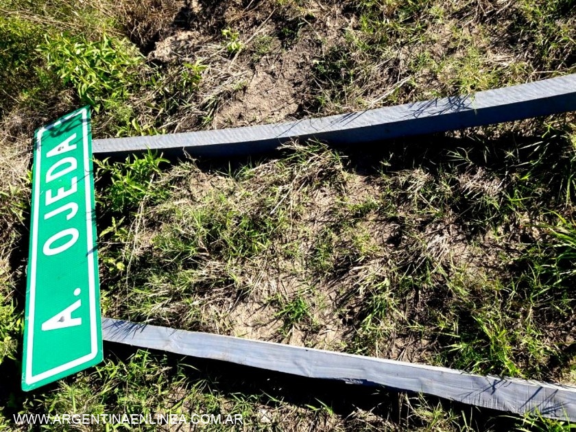 DOS SUJETOS FUERON ATRAPADOS DESARMANDO UN CARTEL VIAL EN COLECTORA DE RUTA 16