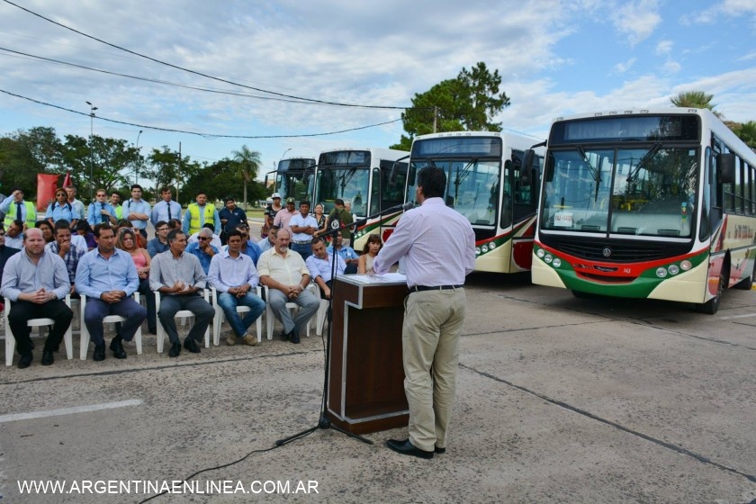 Capitanich presentó nuevas unidades de colectivos: “La ciudad exige un buen servicio”
