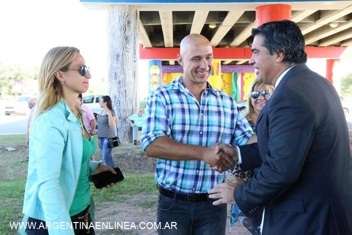 Capitanich inauguró la intervención artística en las columnas del Viaducto de ruta 16