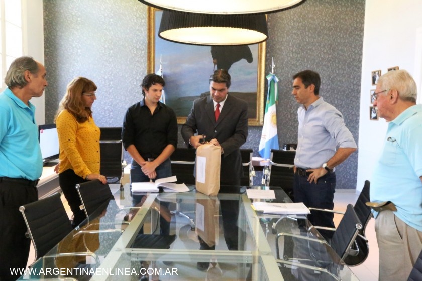 El intendente encabezó apertura de sobres para el pavimento de villa Pegoraro